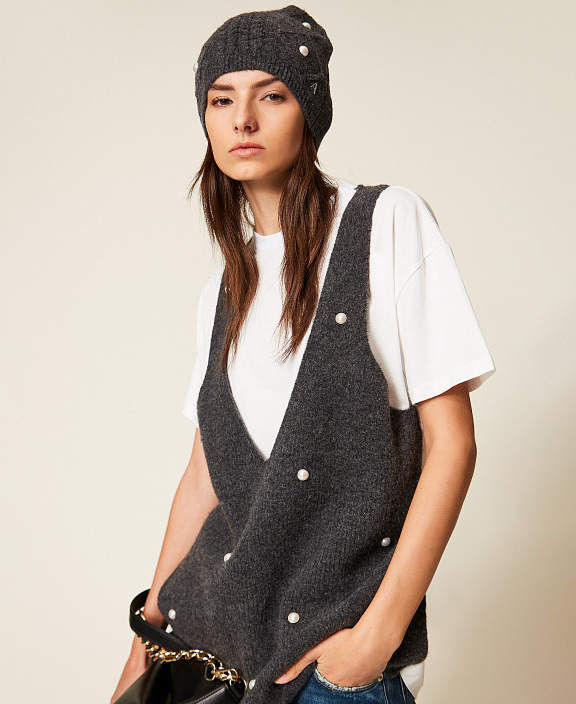 Вязаная шапочка с жемчугом и косами