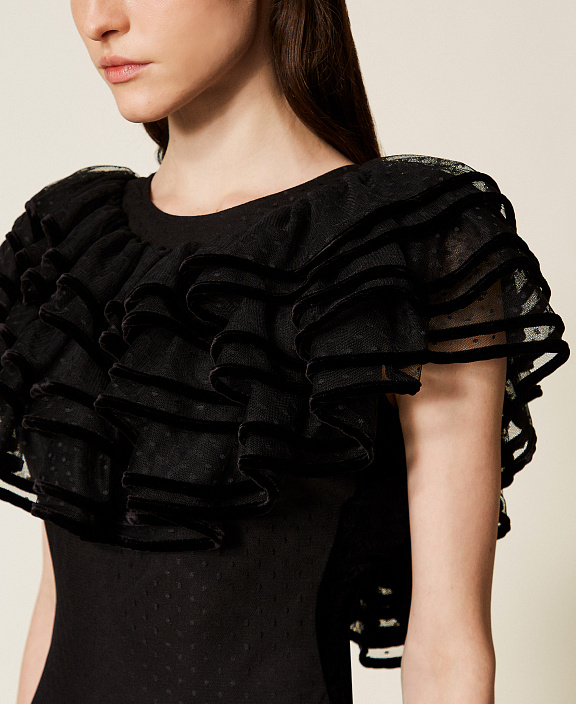 Короткое платье из тюля плюмети с оборками