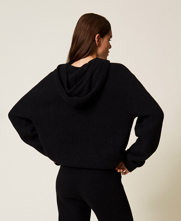 Толстовка с капюшоном и вышивкой