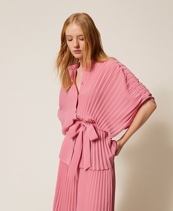 Плиссированная блузка с поясом