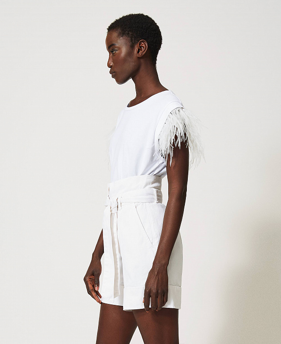 Футболка с отделкой перьями