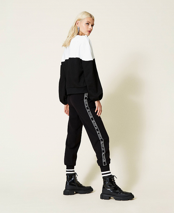 Объемная толстовка с буквой из стразов