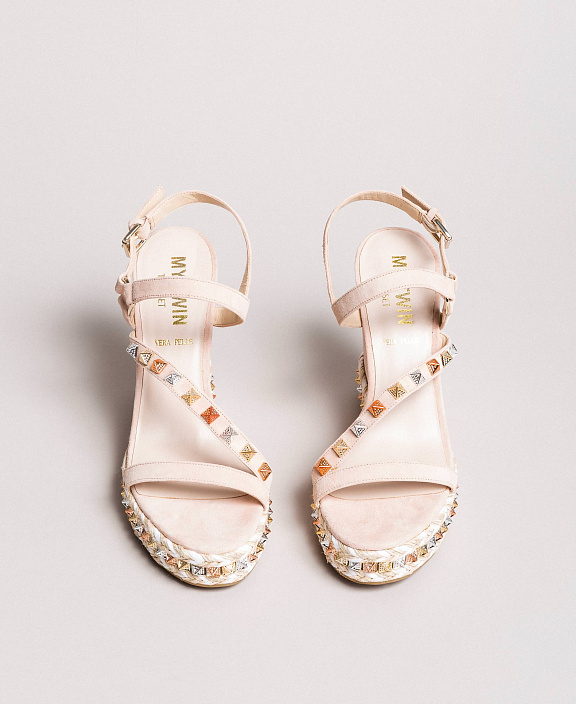 Босоножки на танкетке