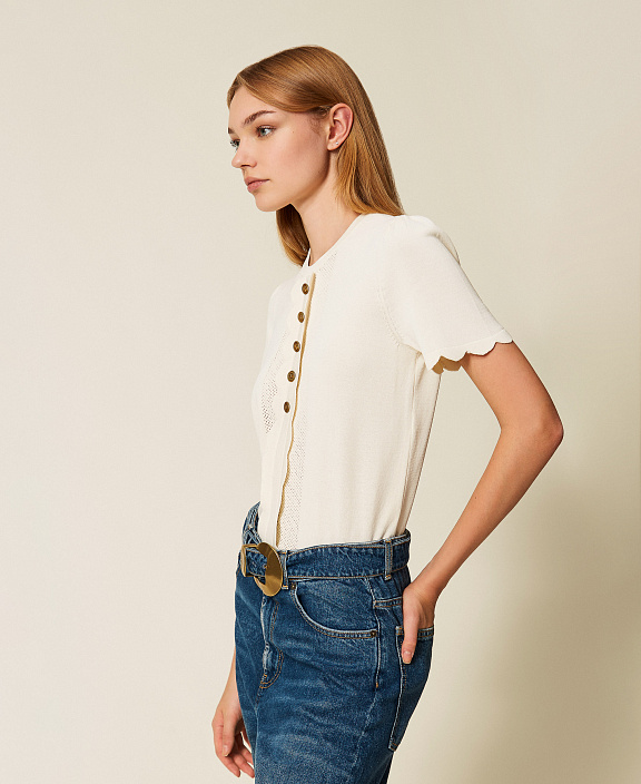 Джемпер с короткими рукавами, с фестонами и пуговицами