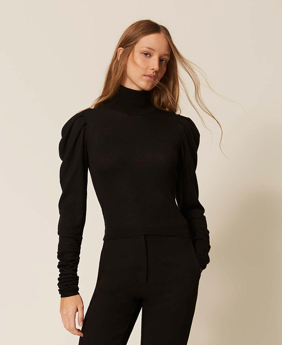 Джемпер с воротником-стойкой и драпировкой