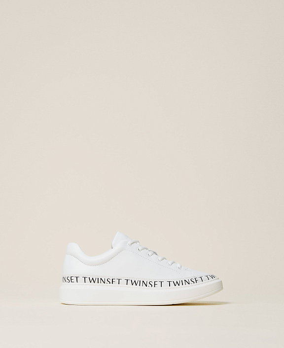 Белые кеды логомания