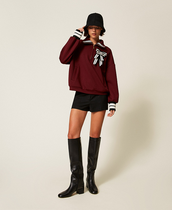 Толстовка из неопреновой ткани с брошью