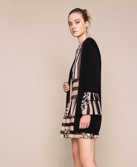 Кардиган с воланами на рукавах