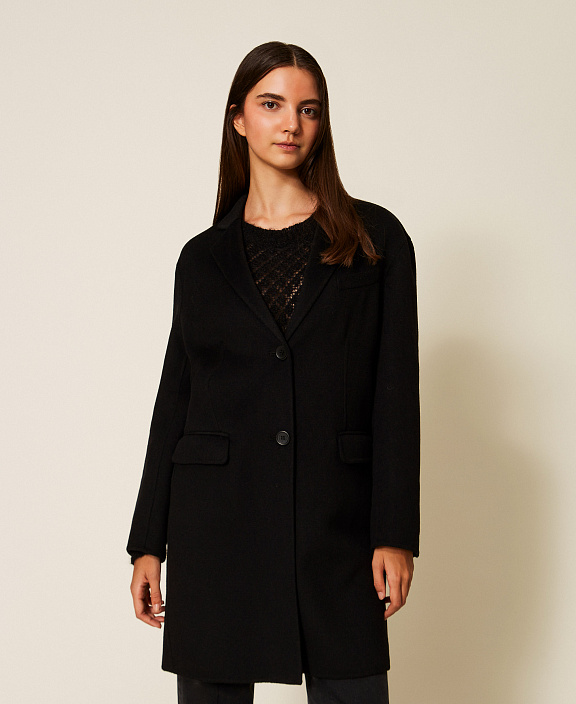 Пальто из ткани с поясом