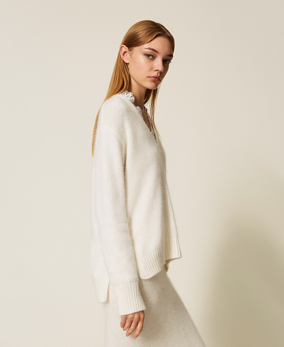 Джемпер из смесовой ангоры с кружевом