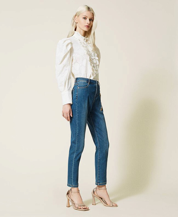 Джинсы-герлфренд с вышитым патчем