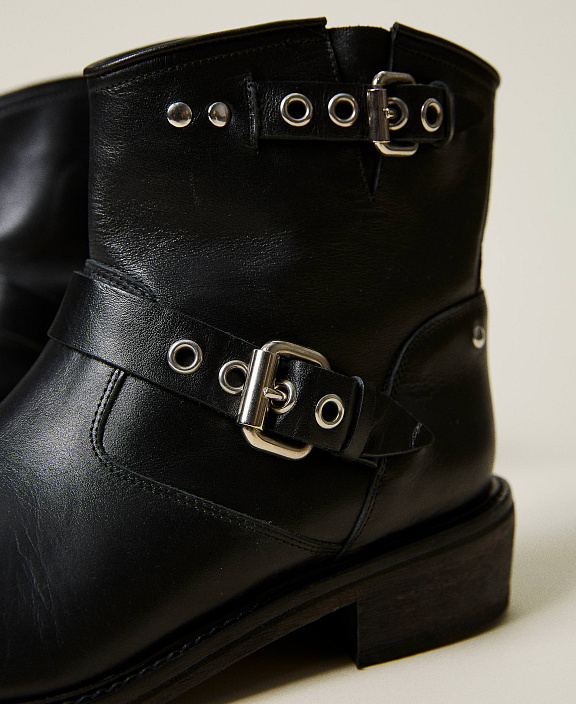 Ботинки с пряжками