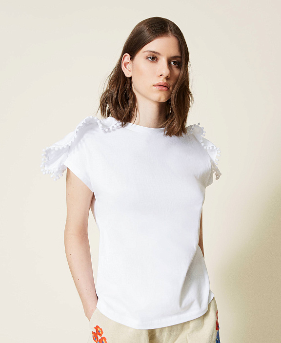 Футболка со вставками макраме и помпонами