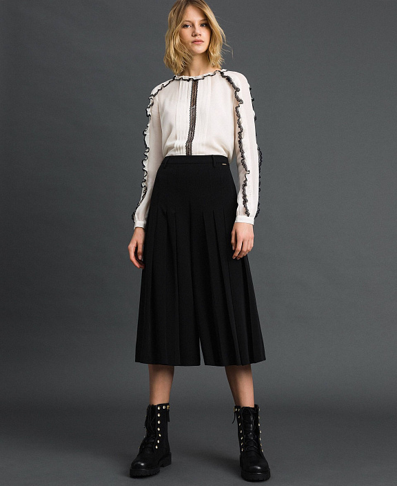 Жоржетовая блуза с мелким рюшем и кружевом