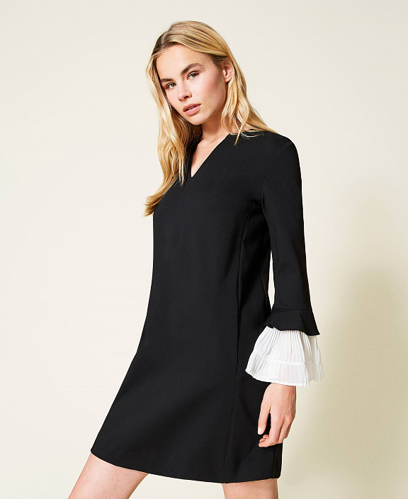 Двухцветное платье с рюшами