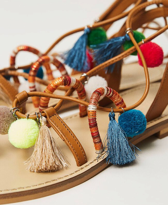 Сандалии с высокими ремешками и подвесками