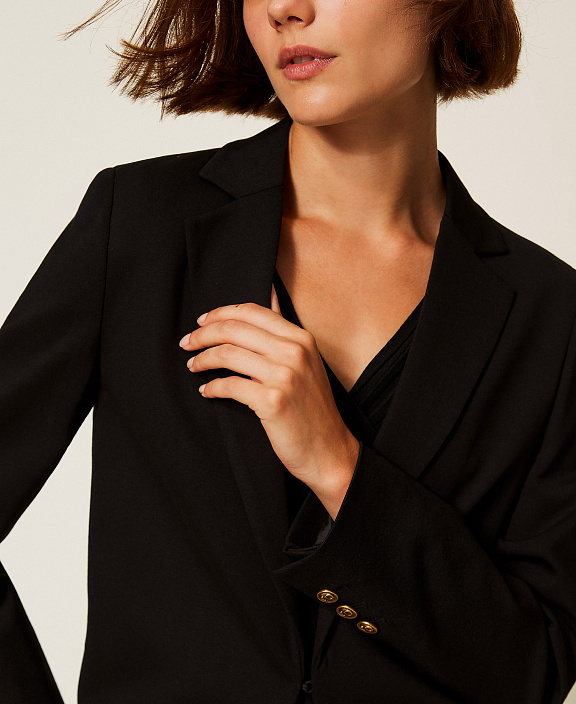 Зауженный блейзер с карманами