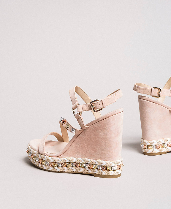 Босоножки на танкетке