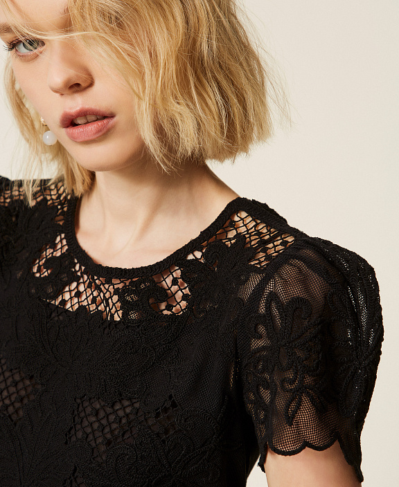 Блузка из муслина с вышивкой