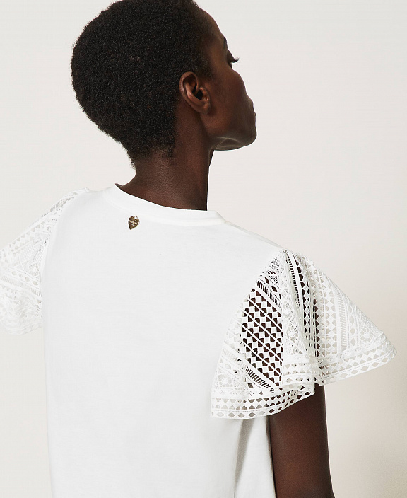 Футболка с кружевными рукавами 