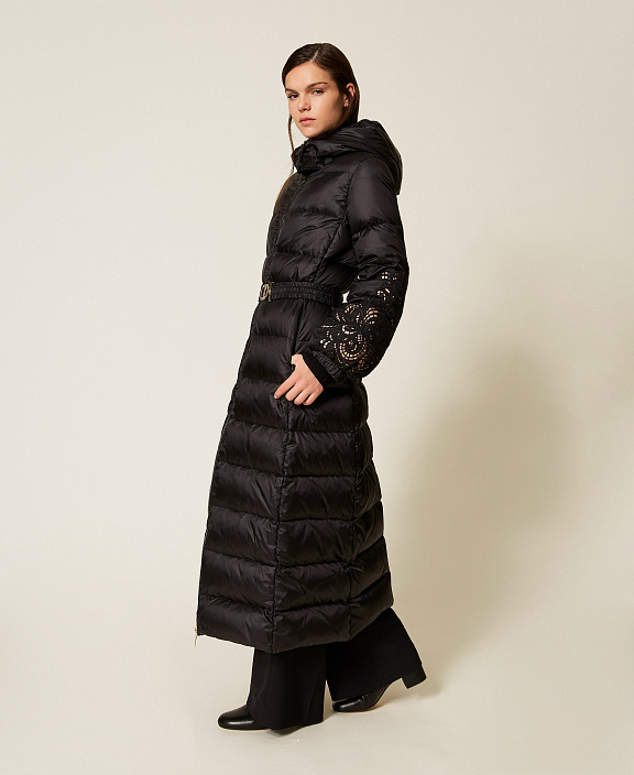 Удлиненный пуховик с поясом и кружевными вставками