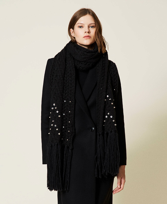 Палантин узорной вязки с вышивкой