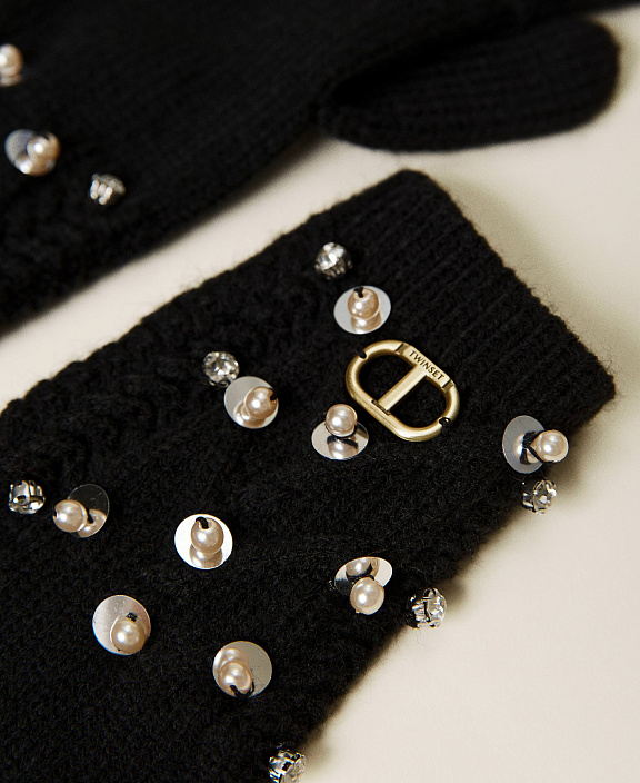 Перчатки узорной вязки с вышивкой