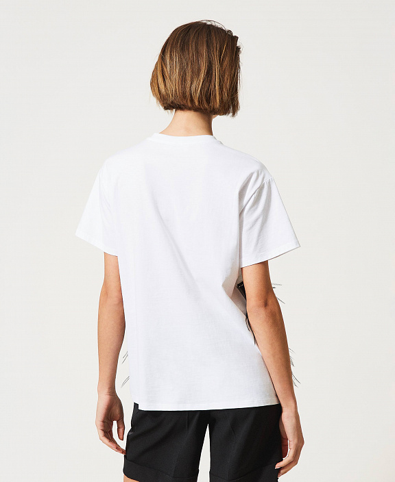 Футболка с перьями и стразами