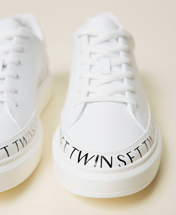 Белые кеды логомания