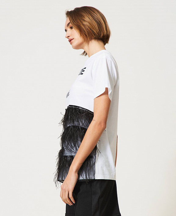 Футболка с перьями и стразами