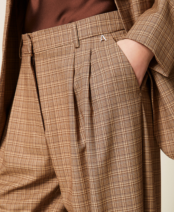 Брюки в виндзорскую клетку с защипами