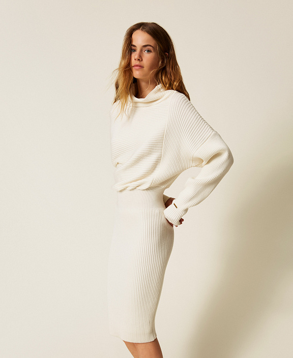 Трикотажное платье миди в рубчик