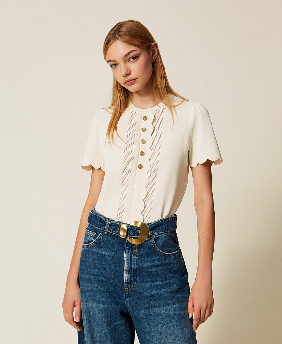 Джемпер с короткими рукавами, с фестонами и пуговицами