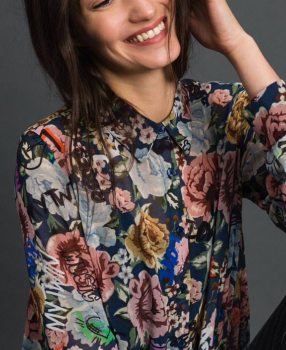 Длинная рубашка с цветочным принтом и граффити