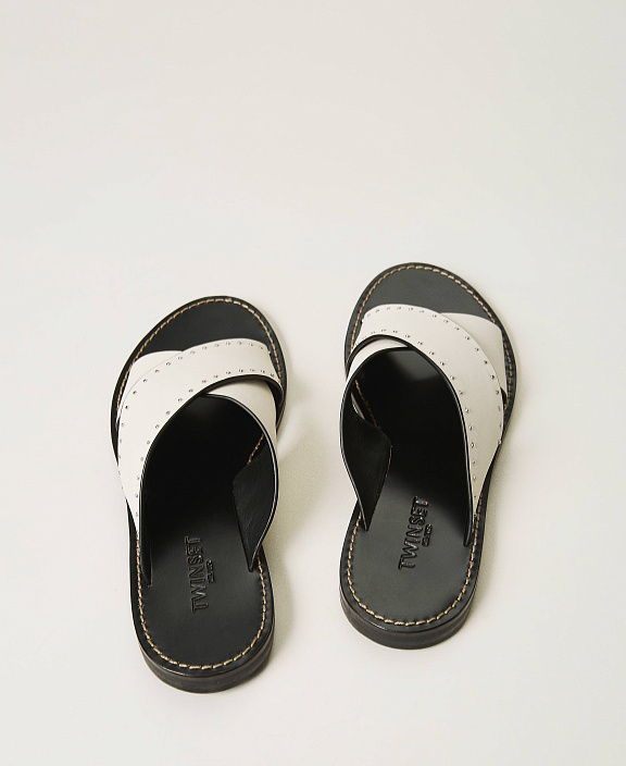 Кожаные босоножки с заклепками