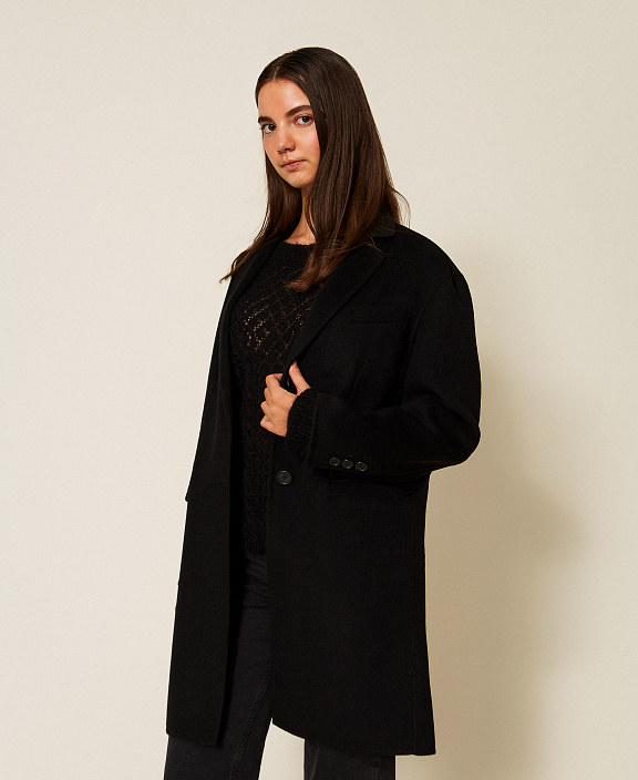 Пальто из ткани с поясом