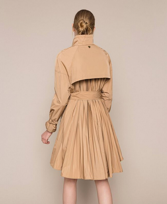 Плащ с плиссированным краем