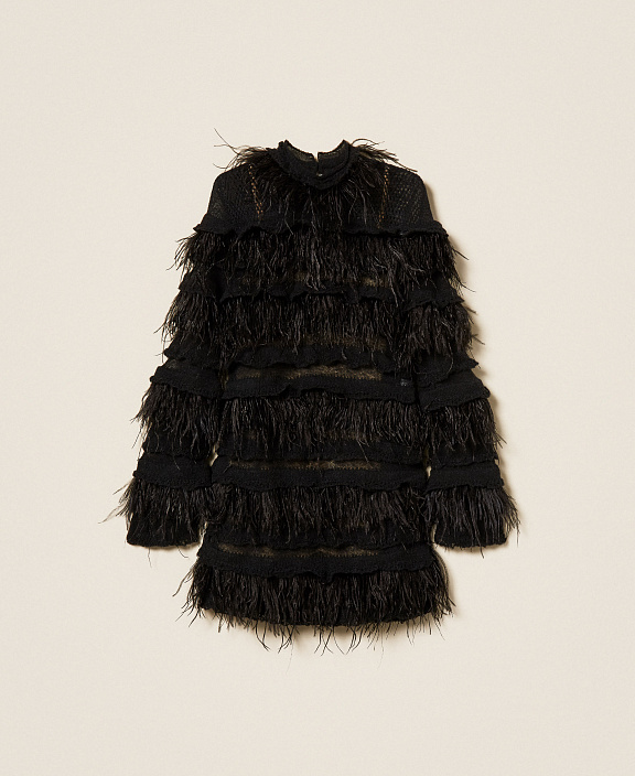 Короткое трикотажное платье с перьями
