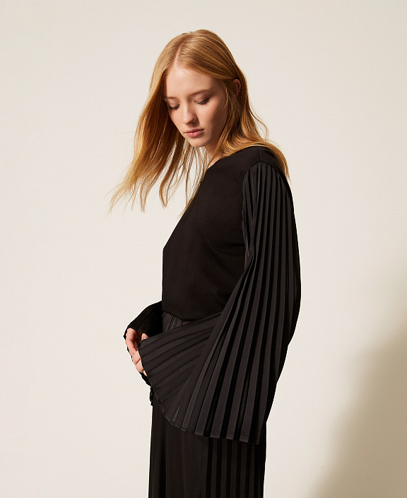 Блузка с плиссированными рукавами