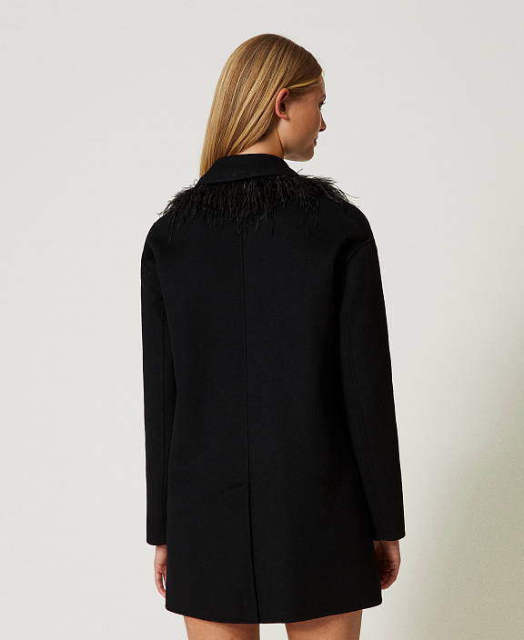Короткое пальто из двухлицевой шерсти с перьями