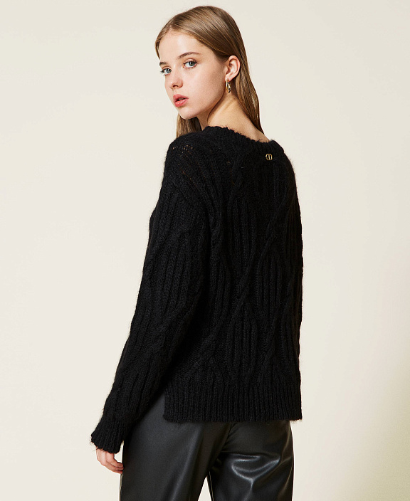 Свитер с косами