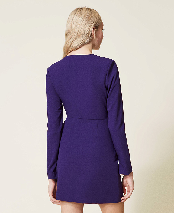 Короткое платье из фланели с пуговицами-украшением