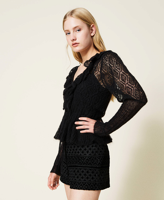 Ажурная трикотажная блуза с оборками