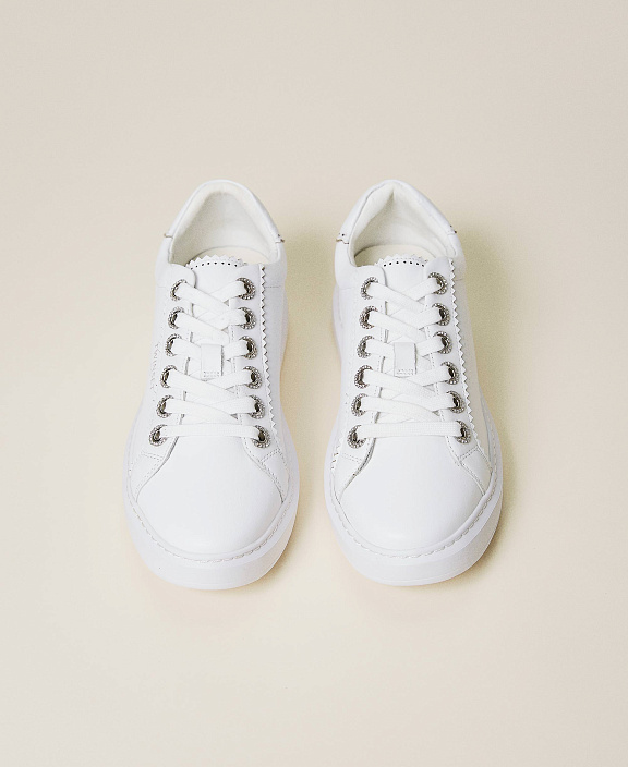 Кожаные сникеры со стразами