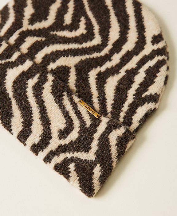 Шапка-бини с жаккардовым животным узором