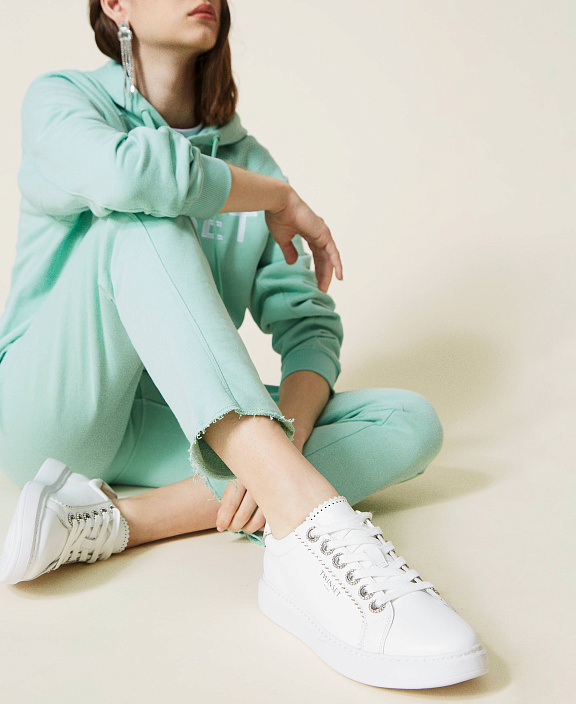 Кожаные сникеры со стразами