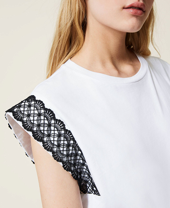 Футболка с контрастным кружевом