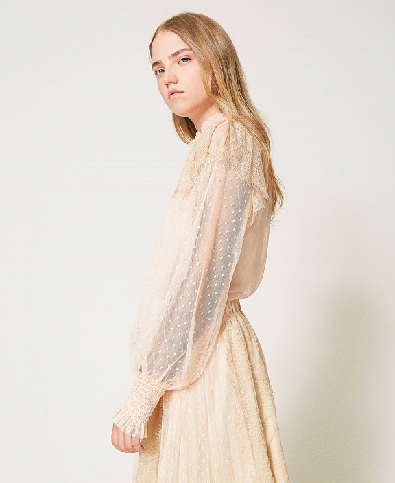 Блузка из полупрозрачной ткани