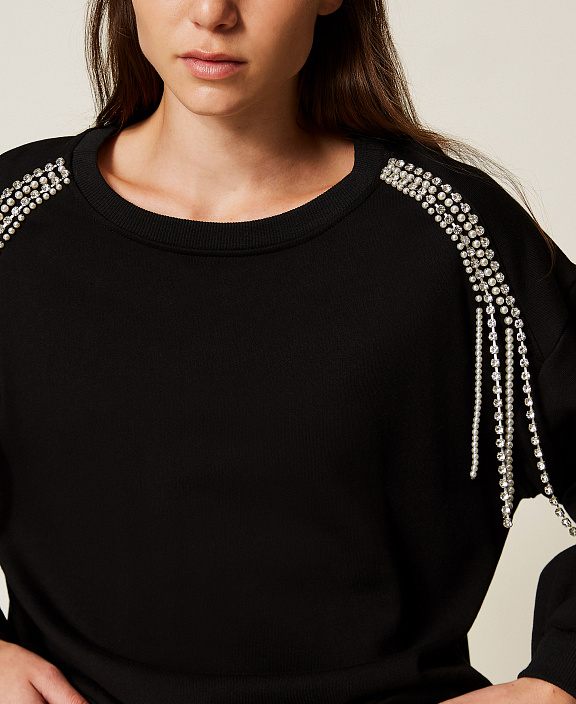 Толстовка с цепочками из стразов и жемчуга