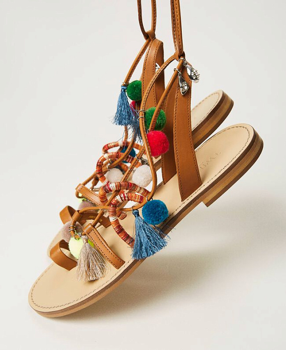 Сандалии с высокими ремешками и подвесками